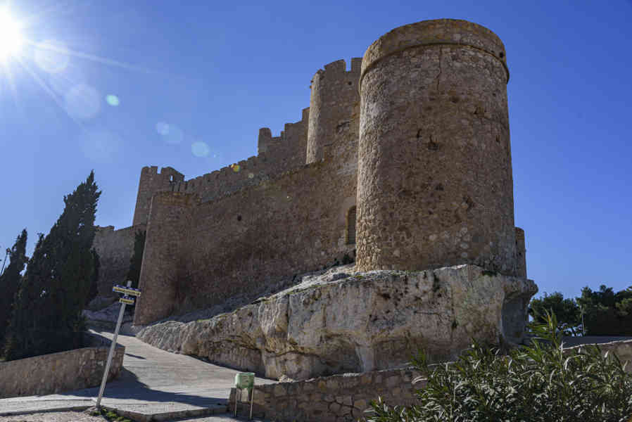 Alicante - Villena 08 - castillo de la Atalaya.jpg